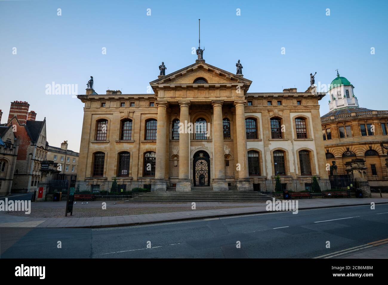 Das Clarendon Building von der Broad Street in Oxford ohne Leute. Früh am Morgen mit dem Sheldonian Theater daneben. Oxford, England, Großbritannien. Stockfoto