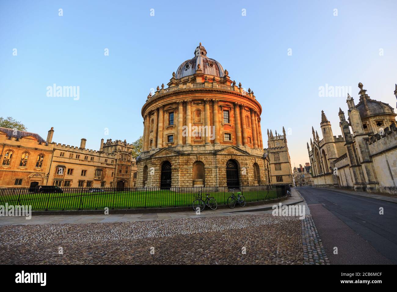 Die Radcliffe Kamera in Oxford bei Sonnenaufgang ohne Leute herum, früh am Morgen an einem klaren Tag mit blauem Himmel. Oxford, England, Großbritannien. Stockfoto
