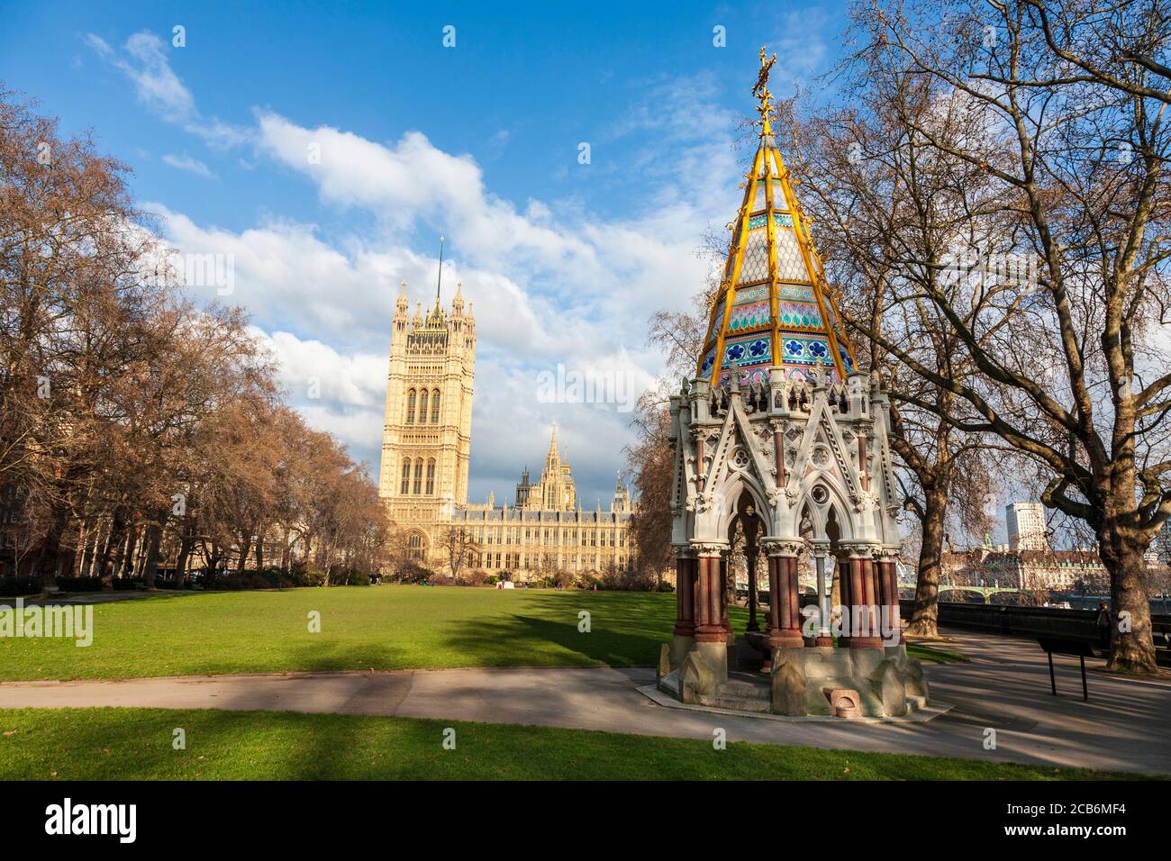 Das Buxton Memorial in den Victoria Tower Gardens vor den Houses of Parliament, London Stockfoto