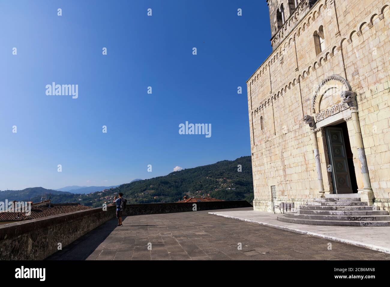 Barga,Lucca/Italien:ein Tourist macht ein Foto in der Kathedrale von Barga. Barga ist eine mittelalterliche Stadt in den Hügeln der toskanischen Appennine, die von den Apuanischen Alpen dominiert werden Stockfoto
