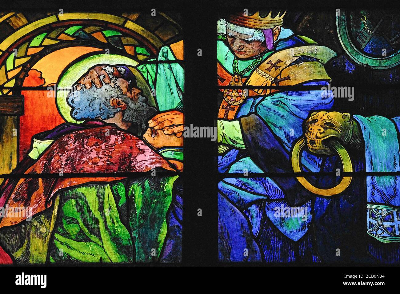 Szene aus dem Leben der Bruderheiligen Cyril und Methodius. Buntglas, das 1930 vom Jugendstil- und Art déco-Künstler Alphonse oder Alfons Maria Mucha (1860-1939) im Veitsdom in Prag, Tschechien/Tschechische Republik, geschaffen wurde. Cyril und Methodius waren Missionarsbrüder, die von einem byzantinischen Kaiser im 9. Jahrhundert n. Chr. an die mährischen Slawen geschickt wurden. Sie sind als „Apostel an die Slawen“ bekannt und förderten die Verbreitung des Christentums und der Kultur, indem sie Bücher der Bibel in die alte kirchenslawische Sprache übersetzten, die von den einfachen Slawen verstanden wurde. Stockfoto