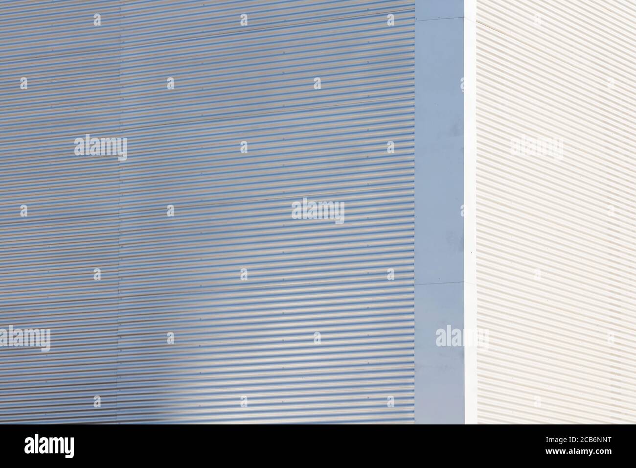 Urbane abstrakte Architektur. In der Nähe einer Metallfassade isoliert. Stockfoto