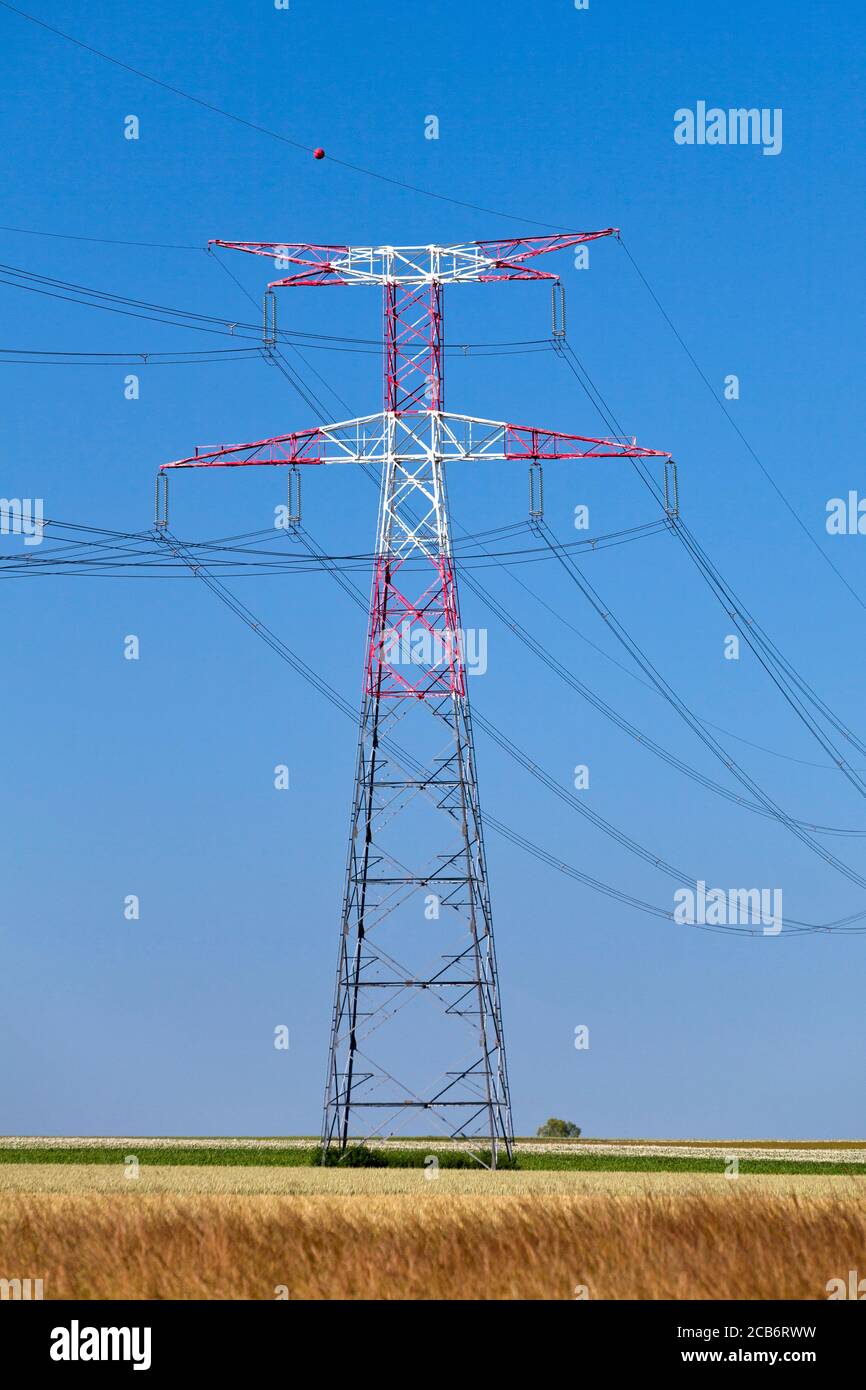 Strommasten in der französischen Landschaft unter einem klaren blauen Himmel. Stockfoto