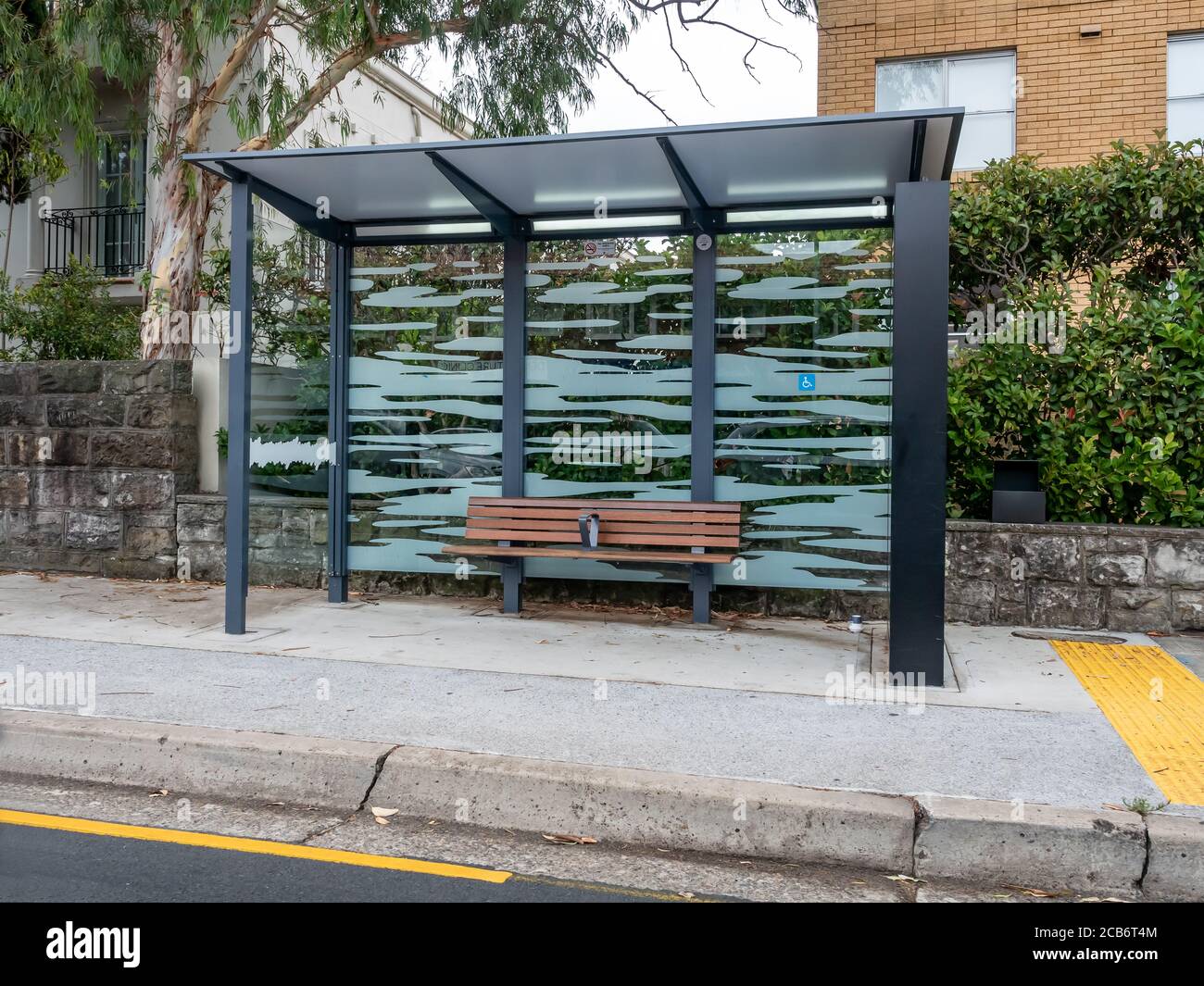 Bushaltestelle Shelter in nördlichen Stränden an einem bewölkten Sommer Nachmittag Stockfoto
