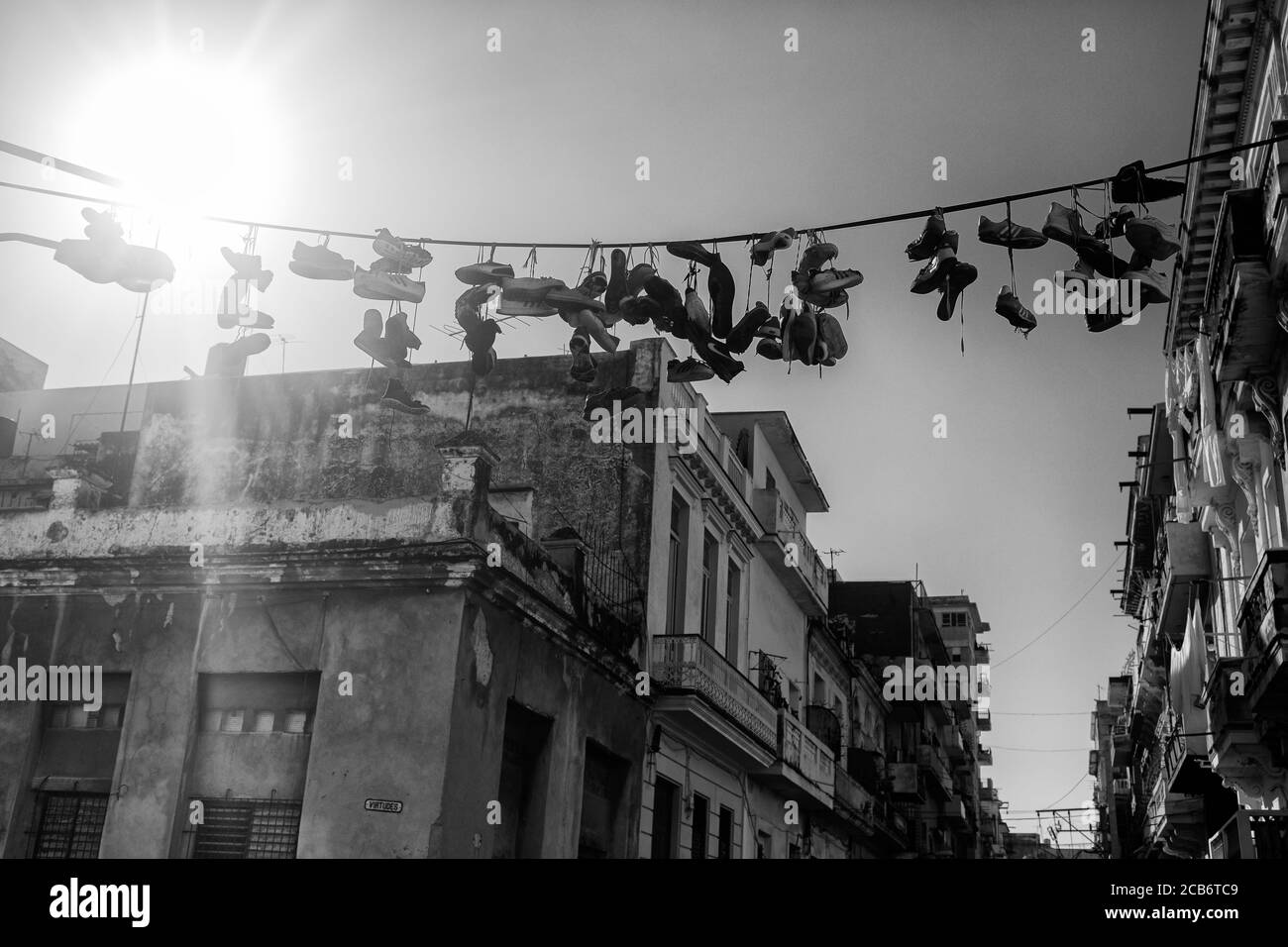 Schuhe hängen an einer Straße in La Habana Stockfoto