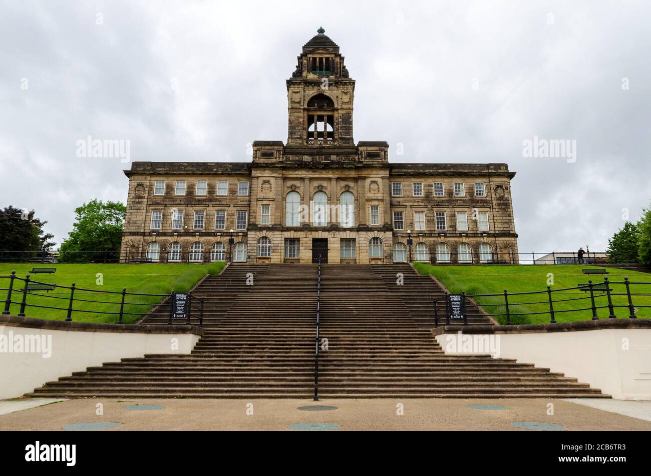 Wallasey, Großbritannien: 23. Jun 2020: Das Wallasey Town Hall mit den Memorial Gardens im Vordergrund ist den 96 Opfern von Hillsborough gewidmet. Stockfoto