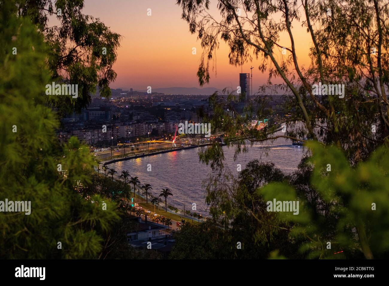 Blick von Goztepe Ufer und Goztepe Brücke. Goztepe ist ein Viertel von Izmir. Stockfoto