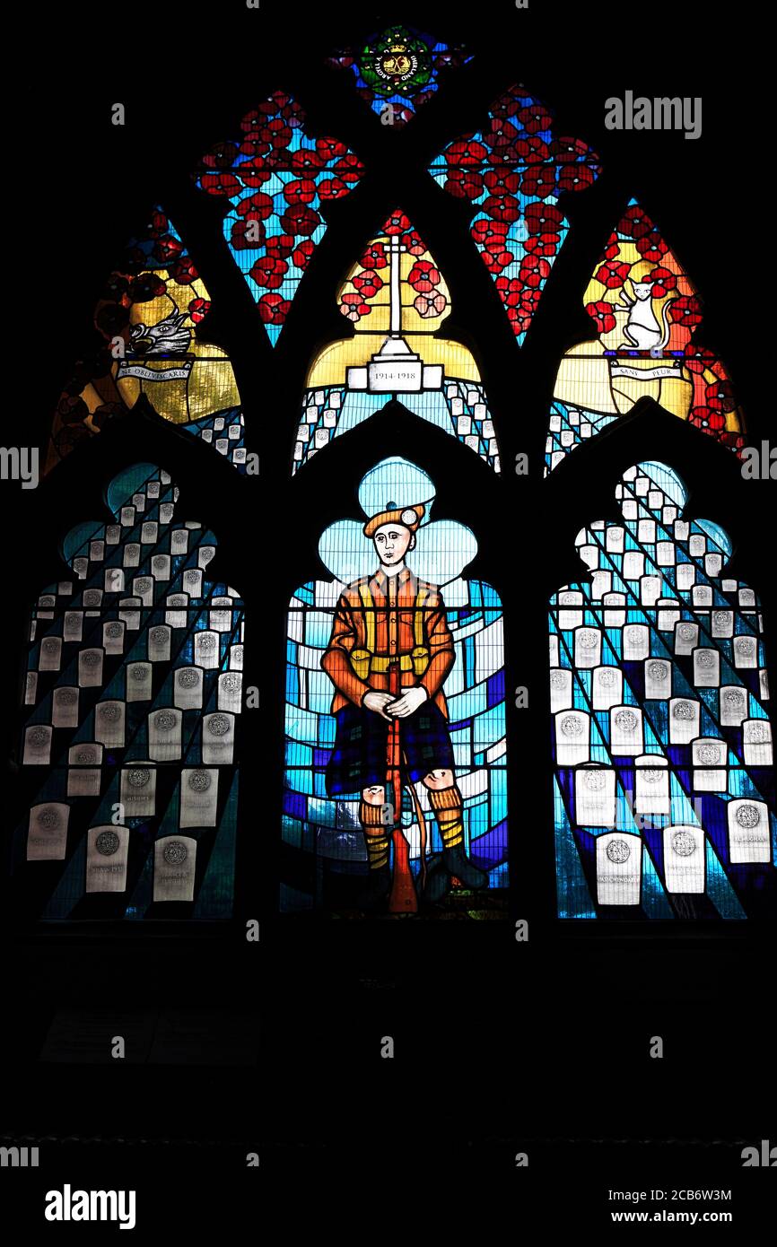 Buntglasfenster zur Erinnerung an die Rolle der Argyll & Sutherland Highlanders im 1. Weltkrieg in der Church of the Holy Rude, Stirling, Schottland Stockfoto