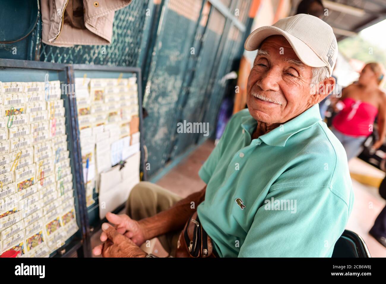 Boquete / Panama - 15. Juni 2019: Portrait des alten panamaischen Mannes, der am Lotteriestand verkauft Stockfoto