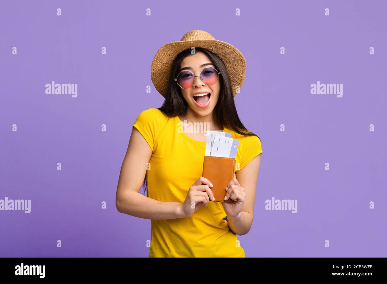 Endlich Auf Reisen. Aufgeregt Asian Tourist Girl Posiert Mit Pass Und Tickets Stockfoto