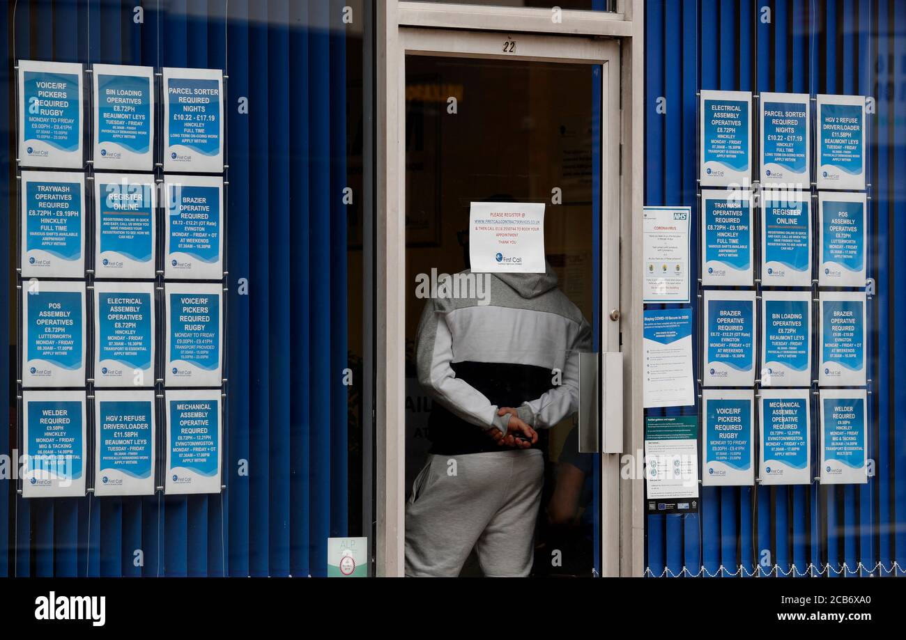 Leicester, Leicestershire, Großbritannien. August 2020. Ein Mann wartet in einer Arbeitsagentur, nachdem die Zahlen zeigten, dass die Beschäftigung in Großbritannien um den größten Betrag seit über einem Jahrzehnt gefallen ist. Credit Darren Staples/Alamy Live News. Stockfoto