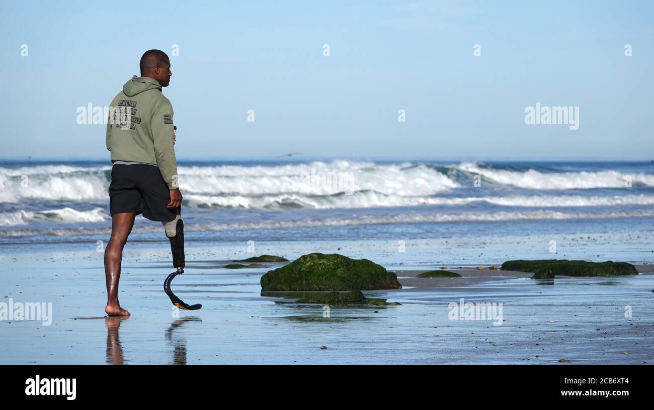 DEL MAR, CA, USA - 27. Jan 2019: Del Mar, CA / USA - 27. Januar 2019: Ein Mann (wahrscheinlich ein verletzte Veteran) mit einer Flex-Fuß-Prothese geht zu Fuß Stockfoto