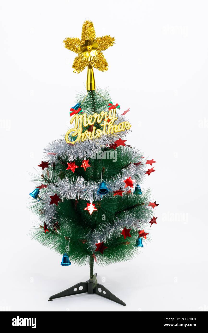 Weihnachtsbaum mit Frohe Weihnachten Text vor weißem Hintergrund Stockfoto