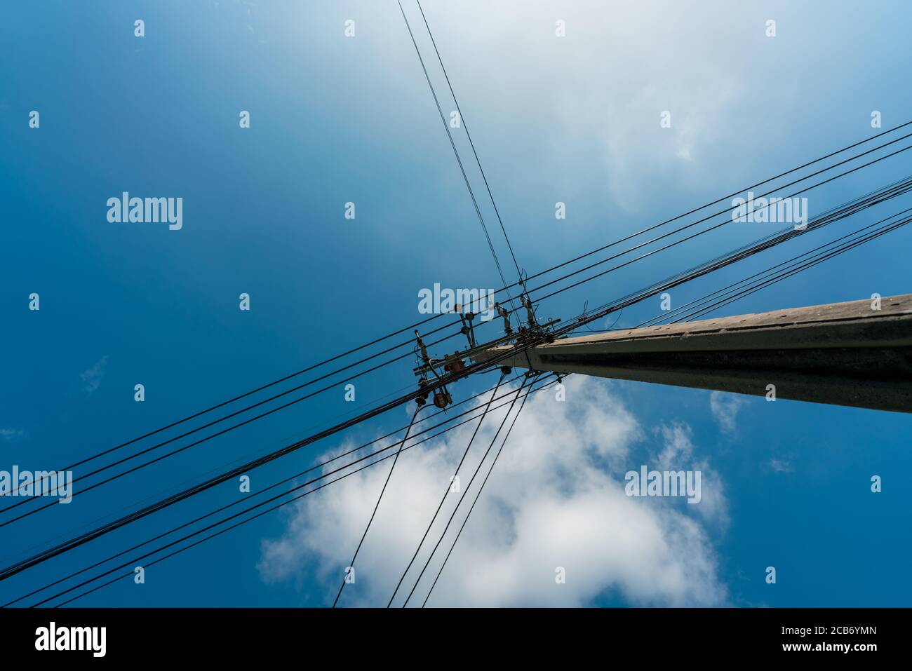 Blick nach oben Blick auf drei-Phasen-Strom für die Übertragung von Strom durch elektrische Netze. Hochspannungsmasten und Drahtlinien gegen blauen Himmel und Stockfoto