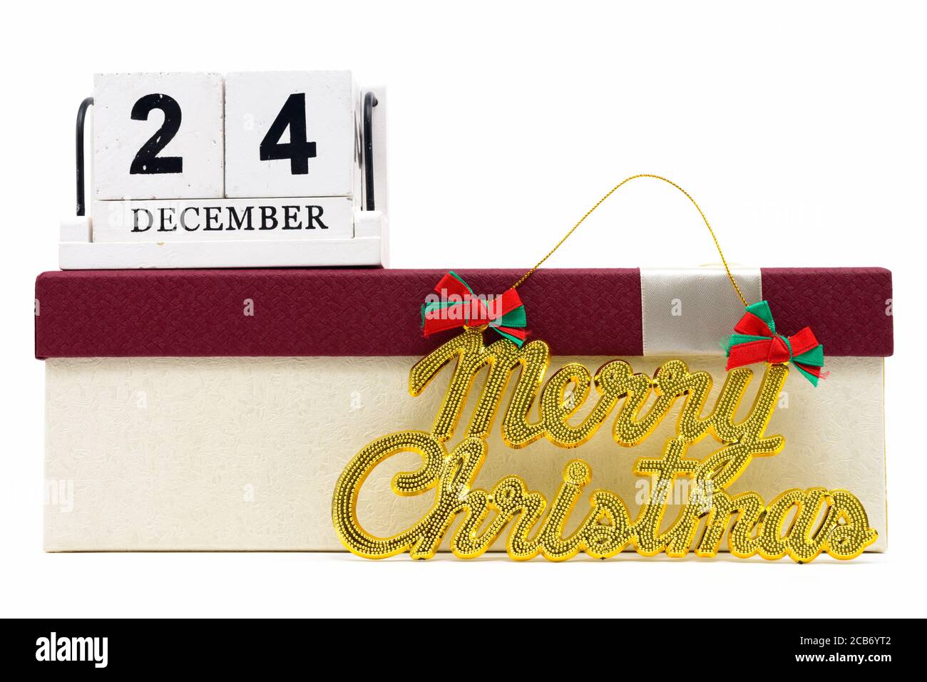 Weihnachtsgeschenk mit Frohe Weihnachten Text auf weißem Hintergrund mit Dezember-Kalender 24 Stockfoto