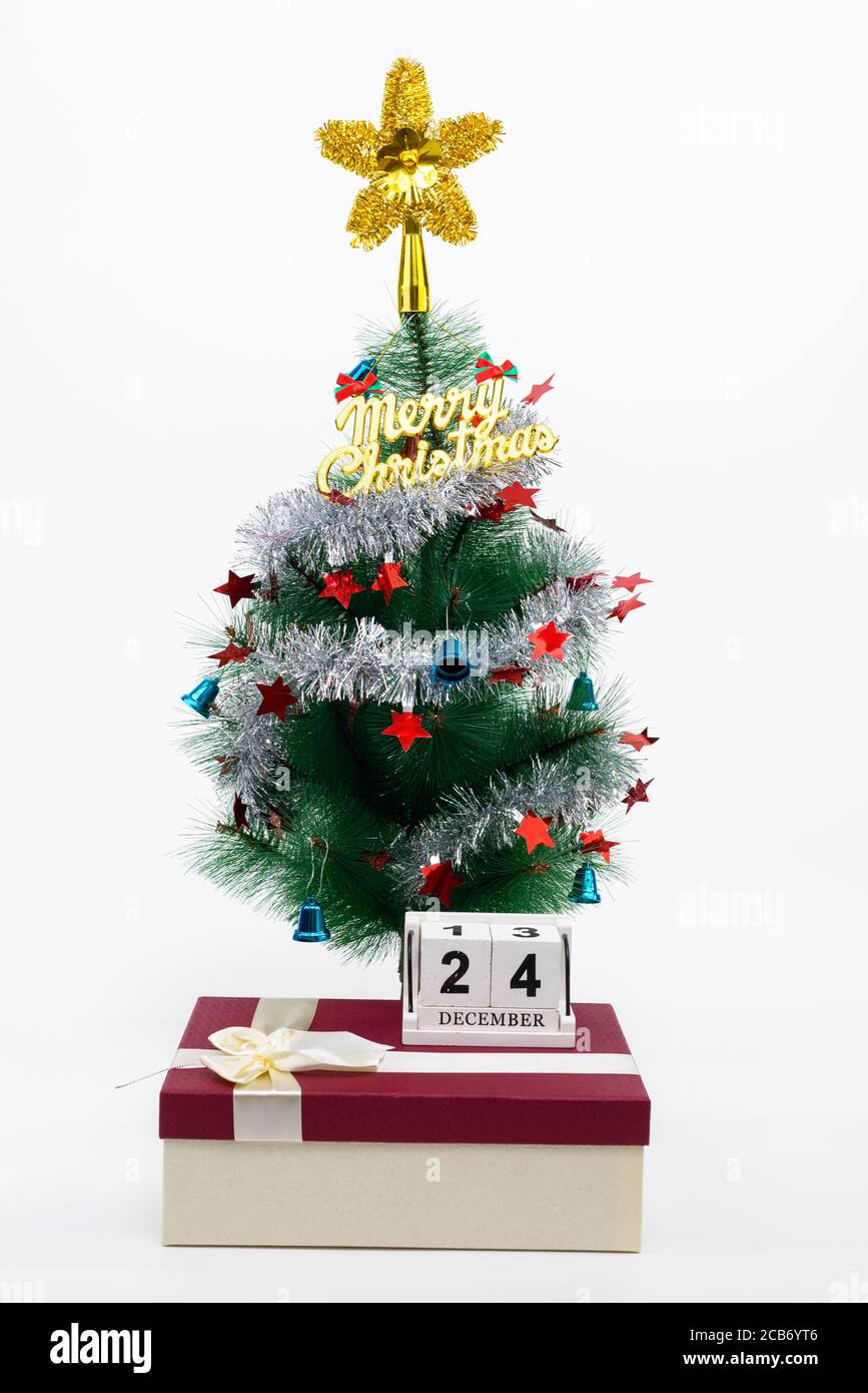 Weihnachts-Geschenkbox mit 24 Dezember Kalender unter geschmückten Weihnachten Baum mit fröhlichen Weihnachten Text Stockfoto