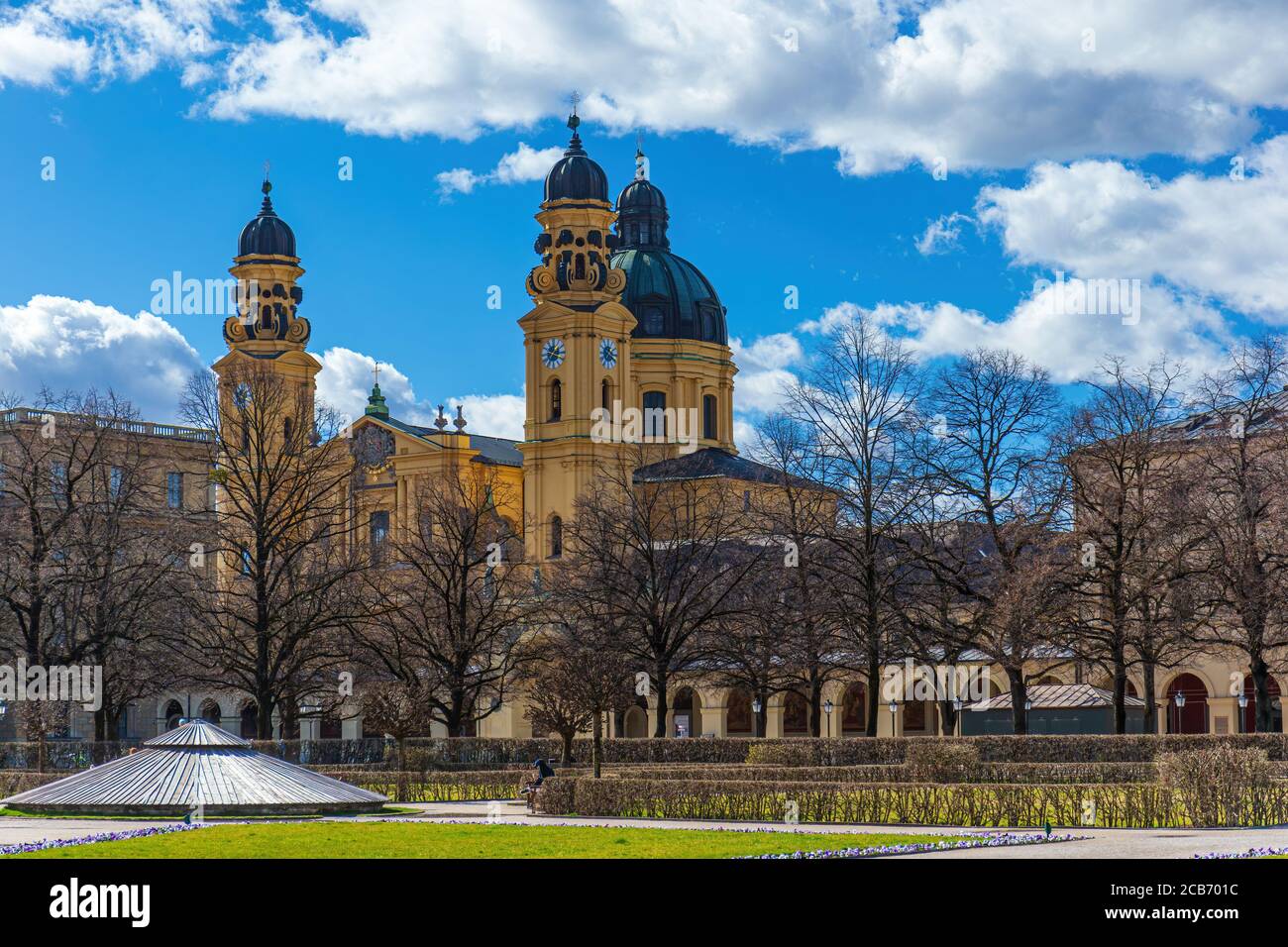 Blick auf die Theatinerkirche St. Cajetan vom Hofgarten in München Stockfoto