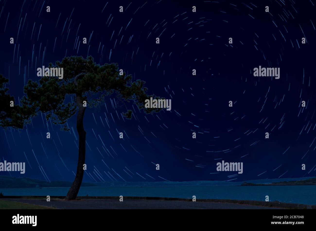 Schönes Track-Star-Bild während einer Nacht. Lange Exposition für Spuren von Sternen. Stockfoto