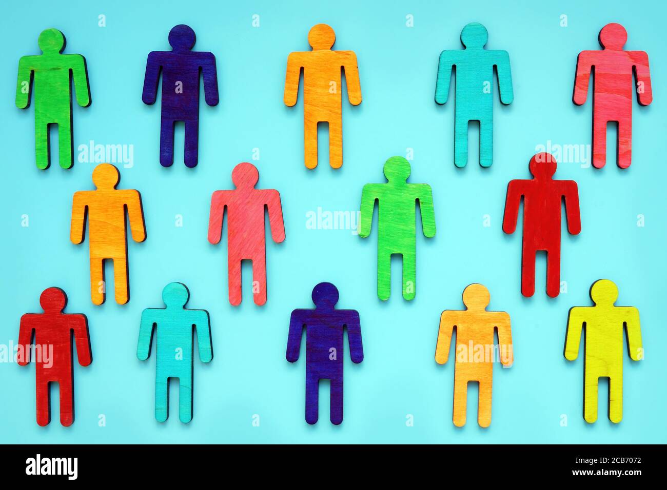 Diversity- und Variety-Konzept. Mehrfarbige Figuren von Menschen auf blauem Hintergrund. Stockfoto