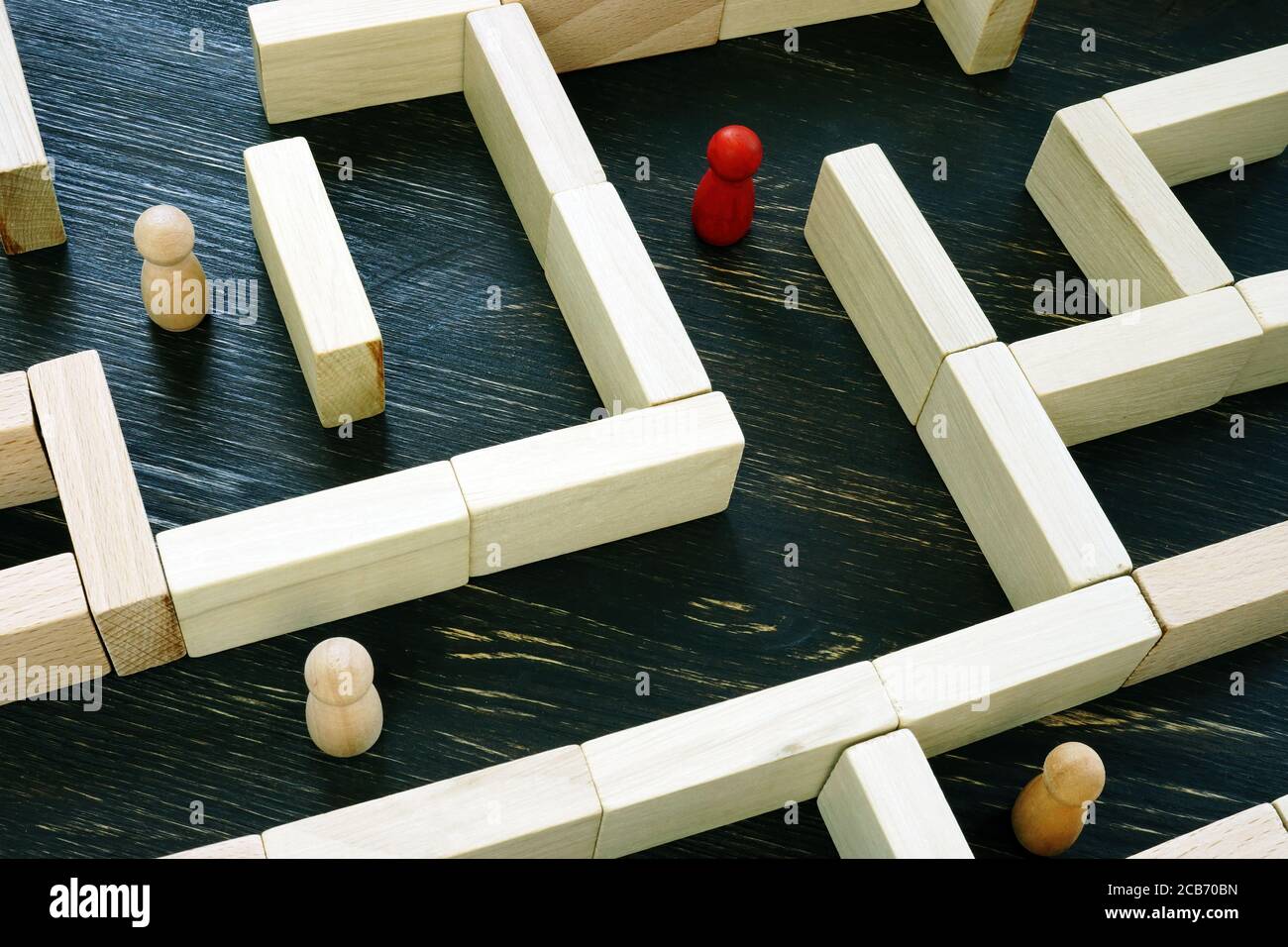 Labyrinth und Figuren im Inneren. Auf der Suche nach Lösungen für schwierige geschäftliche Herausforderungen. Stockfoto