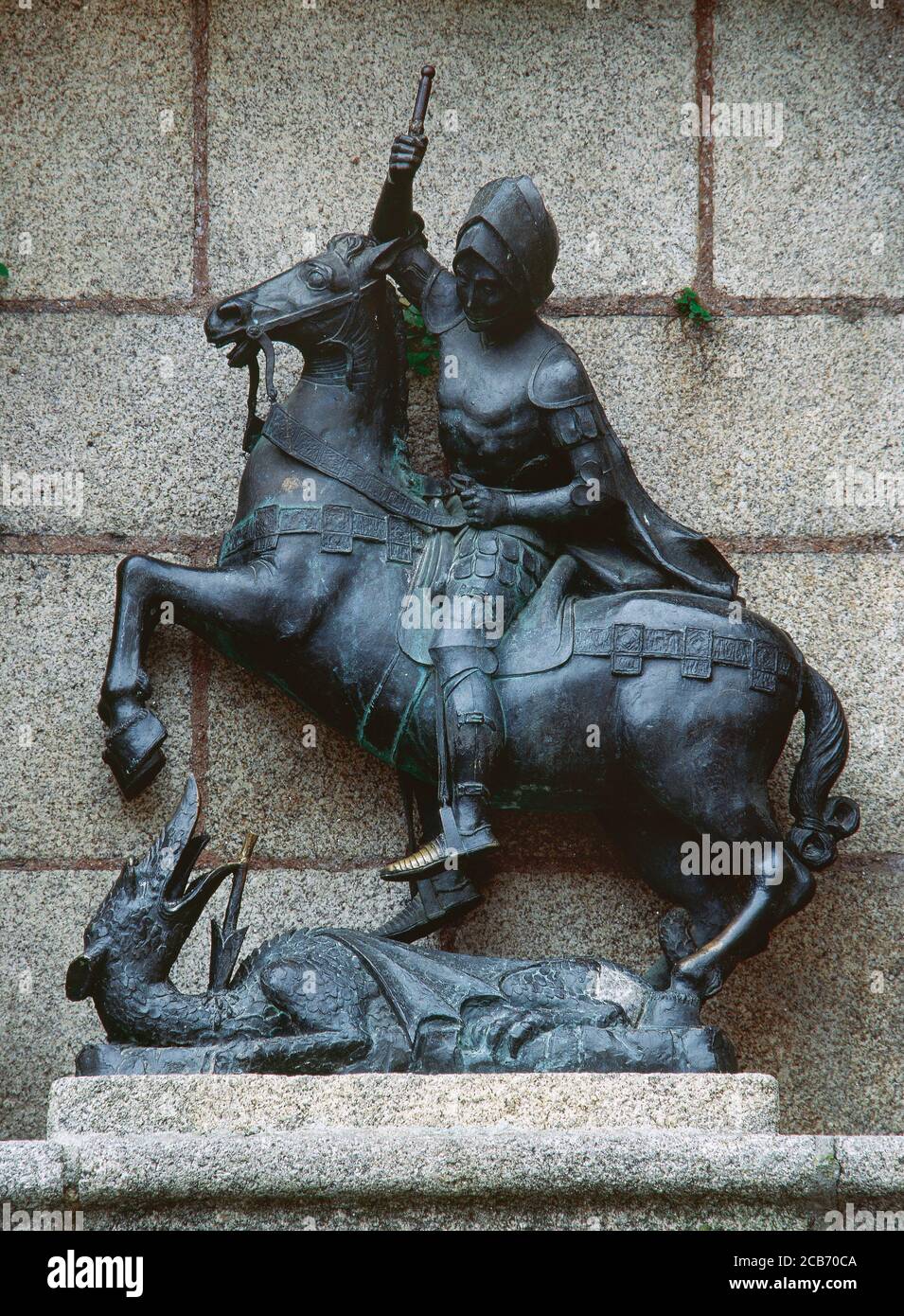 Der heilige Georg hat den Drachen erschlugen. Bronzestatue von Jose Rodriguez, 1963. St. George Platz. Caceres. Extremadura, Spanien. Stockfoto