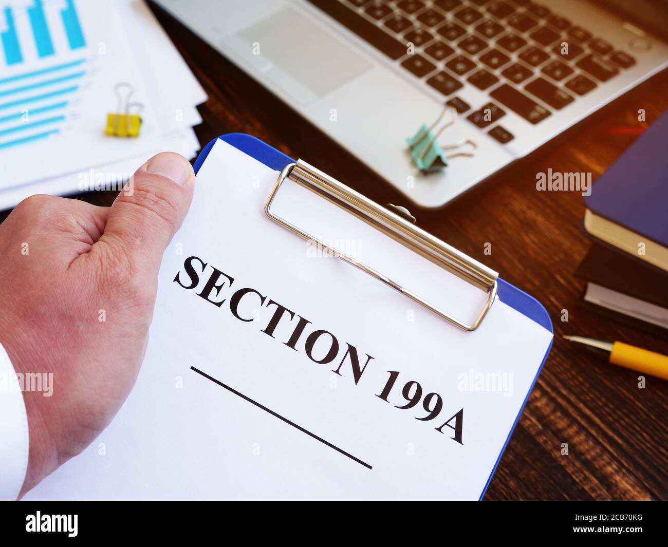 Man zeigt Abschnitt 199A des Internal Revenue Code. Stockfoto Man zeigt Abschnitt 199A des Internal Revenue Code. Stockfoto