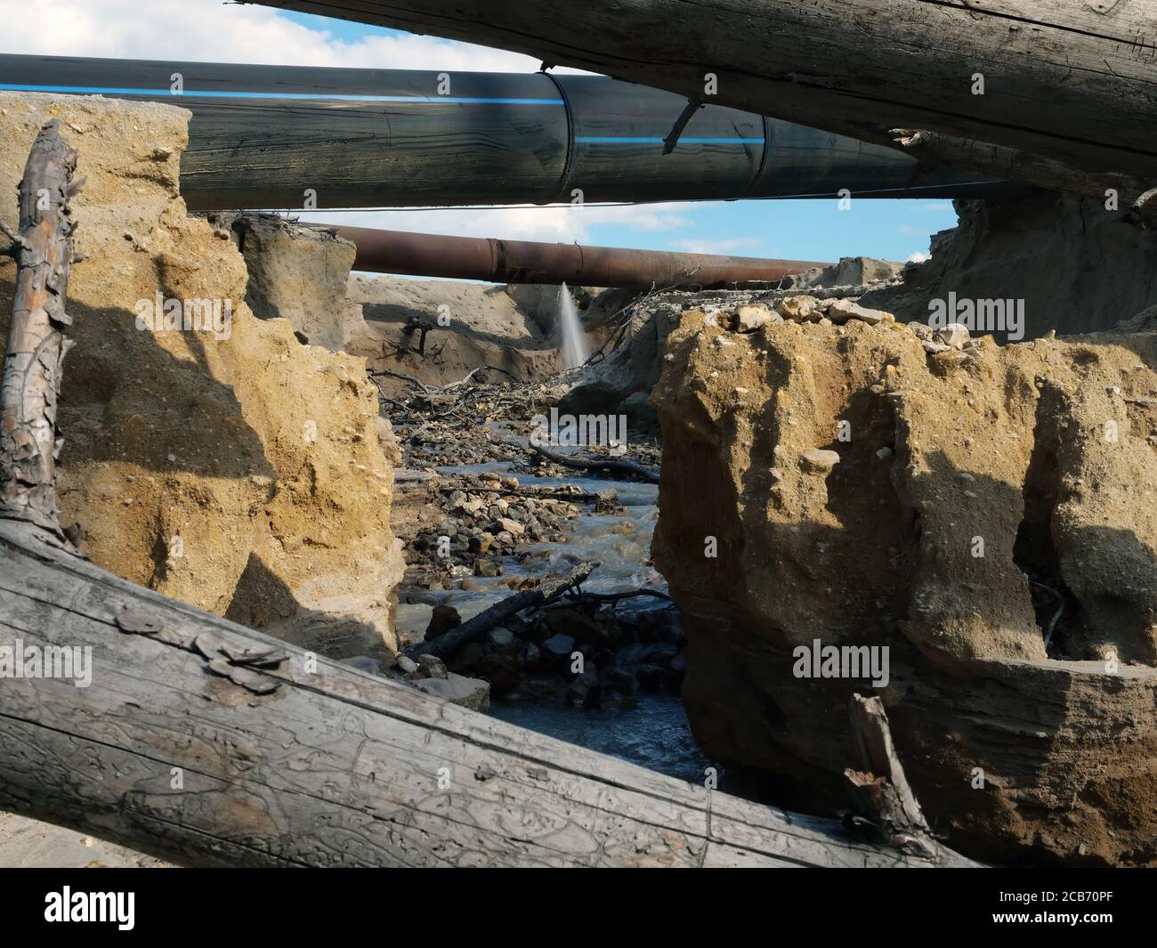 Umweltverschmutzung. Arbeitsunfall. Wasser fließt aus dem Rohr. Stockfoto