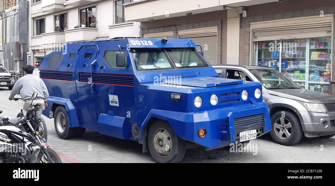 Gepanzertes ecuadorianisches Polizeifahrzeug patrouilliert auf den Straßen der Stadt Cuenca. Cuenca / Ecuador. Stockfoto