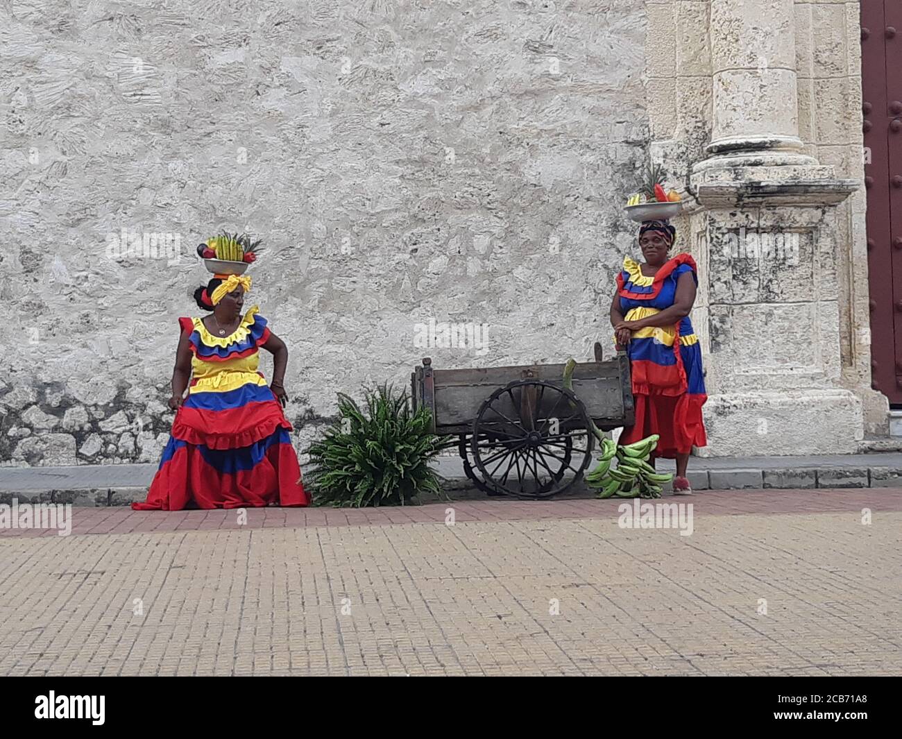 Lokale kolumbianische Frauen mit traditioneller Kleidung auf dem Stadtplatz. Cartagena / Kolumbien. Stockfoto