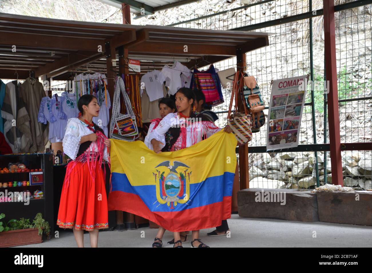 Ecuadorianische Ureinwohner in traditioneller Kleidung halten die Nationalflagge. Ecuador. Stockfoto