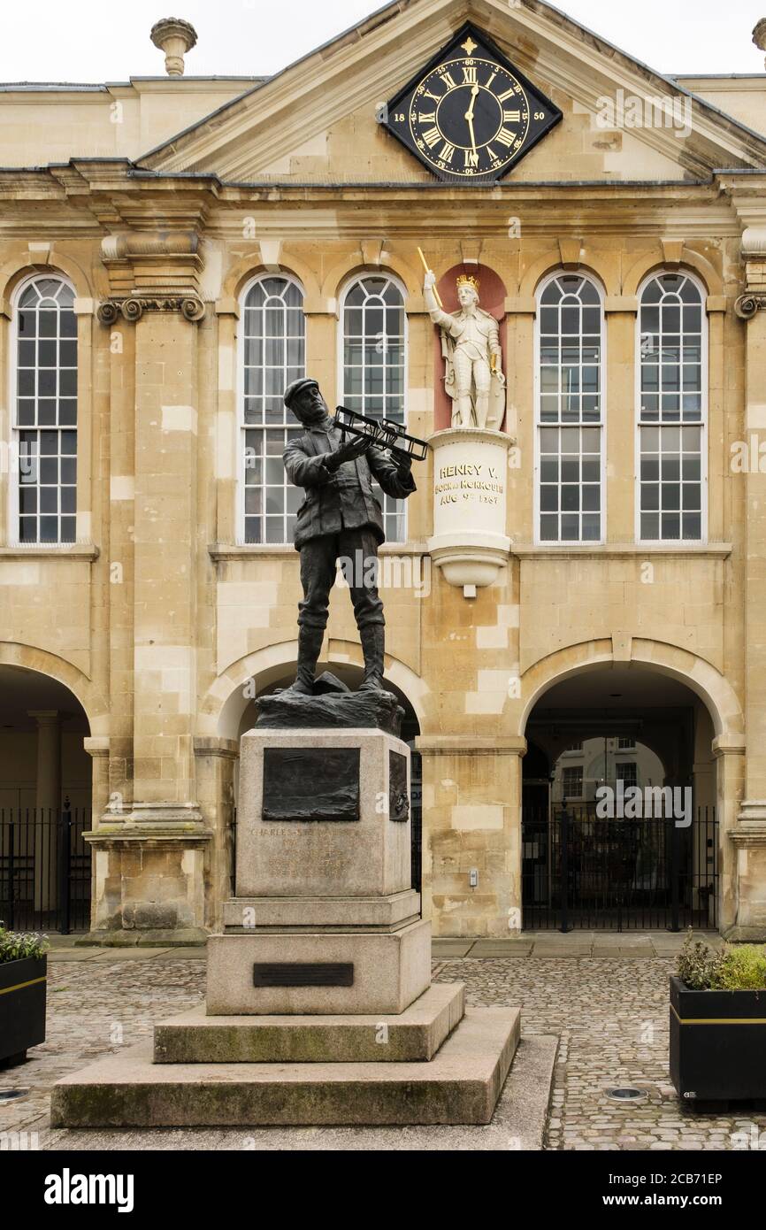 Charles Stewart Rolls Statue und Henry V Skulptur vor Shire Hall. Agincourt Square, Monmouth, Monmouthshire, Wales, Großbritannien Stockfoto