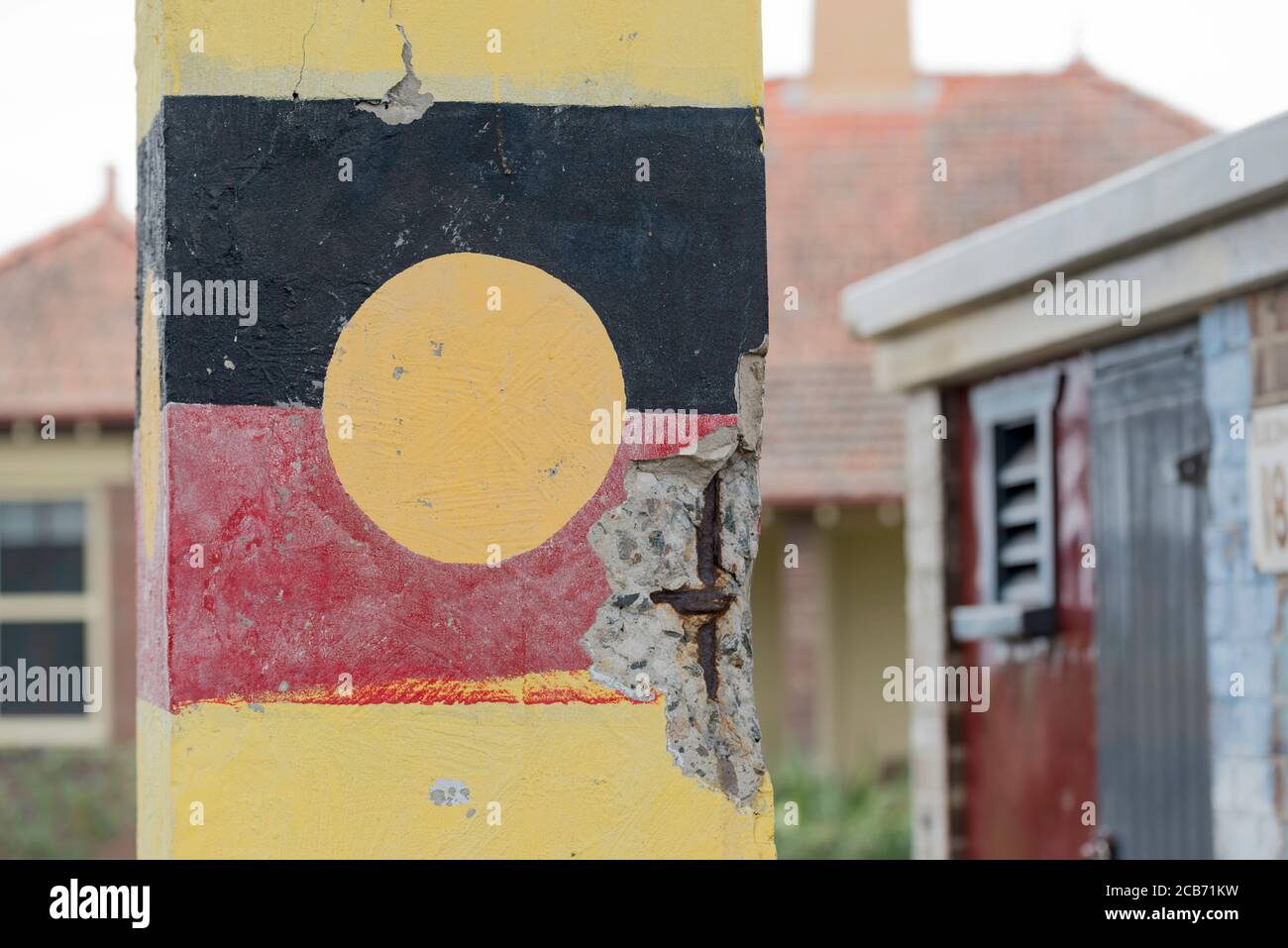 Ein Gemälde der australischen Aborigine-Flagge, der offiziell benannten und gesetzlich festgelegten Flagge der australischen Aborigine (First Nations). Stockfoto