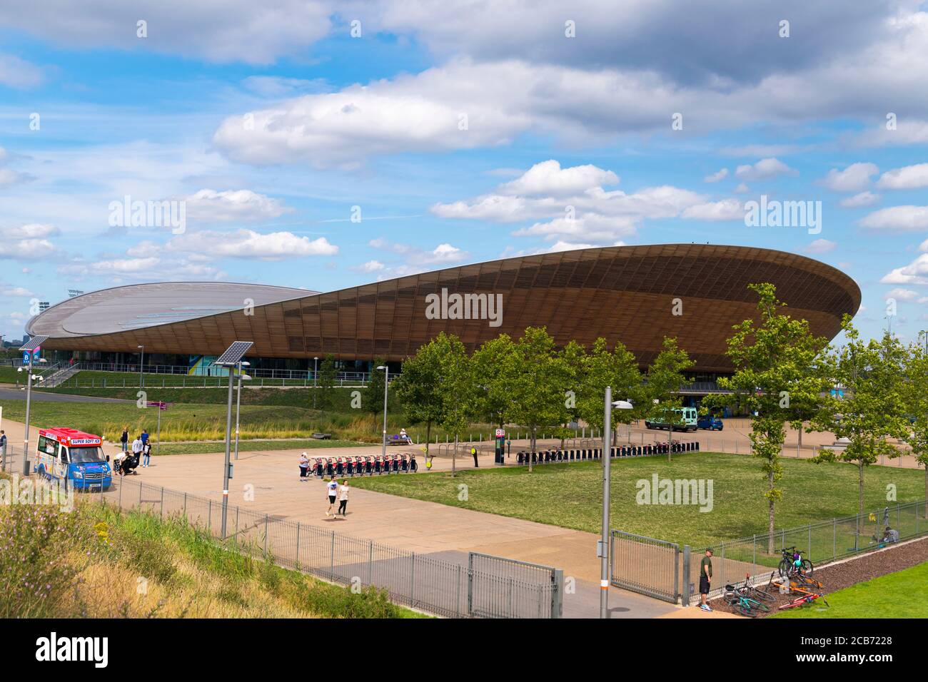 England London Stratford Hackney Wick Queen Elizabeth Park Olympic Lee Valley Velodrome VeloPark 250m Indoor-Radweg ikonischen Santander mieten Fahrrad Stockfoto