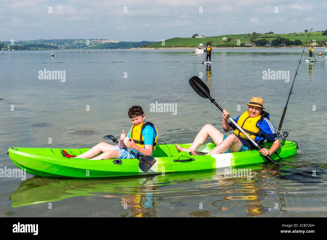 Courtmacsherry, West Cork, Irland. Juli 2020. An einem weiteren Tag mit sehr warmem Sonnenschein gingen viele Leute zum Strand. Tun einen Ort der Fischerei auf einem Kajak waren Darragh und Damian Byrne im Urlaub von Co. Cavan. Quelle: AG News/Alamy Live News Stockfoto