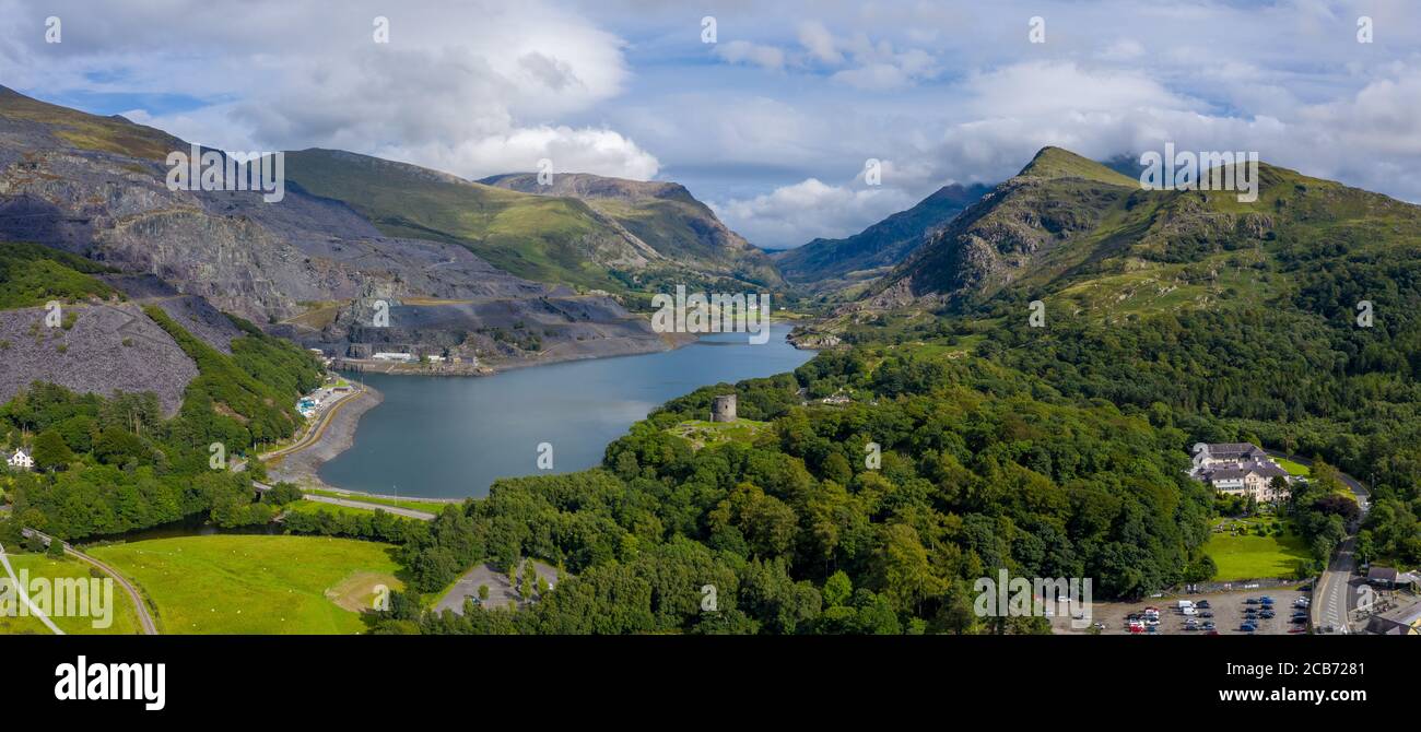 Luftaufnahme des Dinorwic Quarry, bei Llanberis, Gwynedd, Wales - mit Llyn Peris, Llyn Padarn, den Dinorwig Power Station Facilities und Mount Snowdon Stockfoto