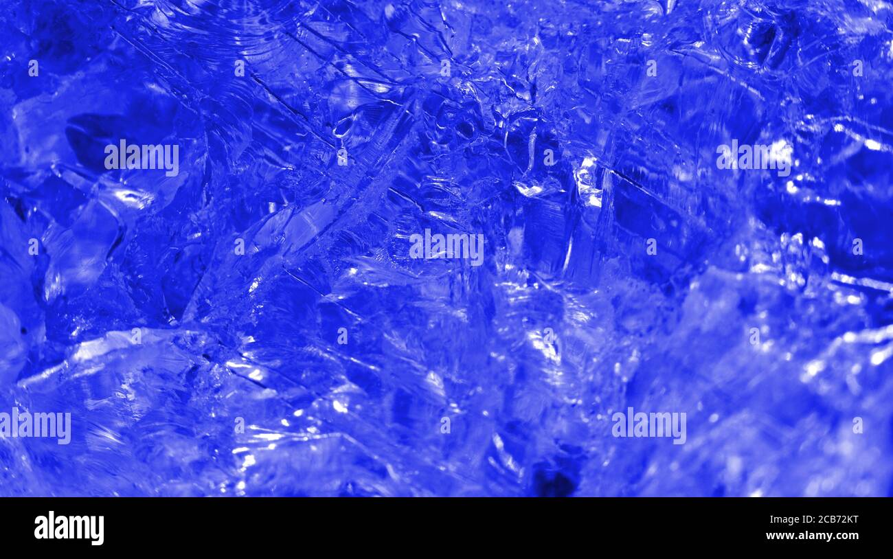 Isolierte Makroabstraktion der Oberfläche eines klaren Quarzes Rock gefiltert, um als gefrorenes Stück Kälte erscheinen Blauer Eiskristall Stockfoto