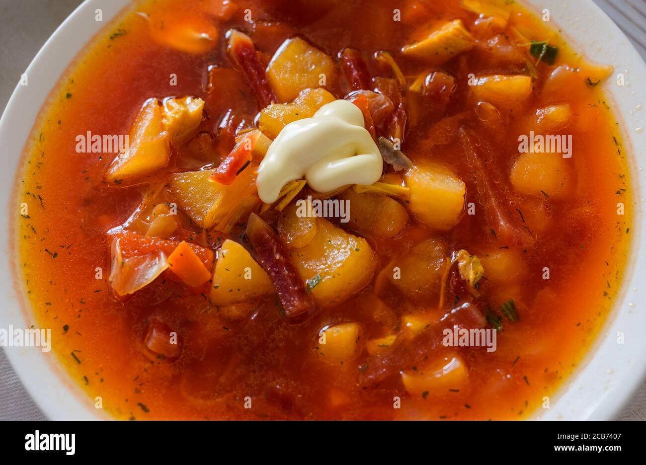 Borschtsch, traditionelle russische und ukrainische Suppe aus der Nähe. Stockfoto