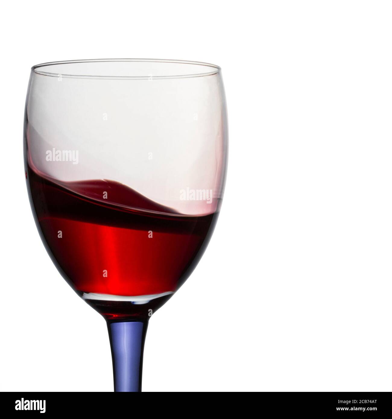 Alkoholisches Getränk aus Traube appetitlich spritzen in ein Glas auf Ein weißer Hintergrund Stockfoto