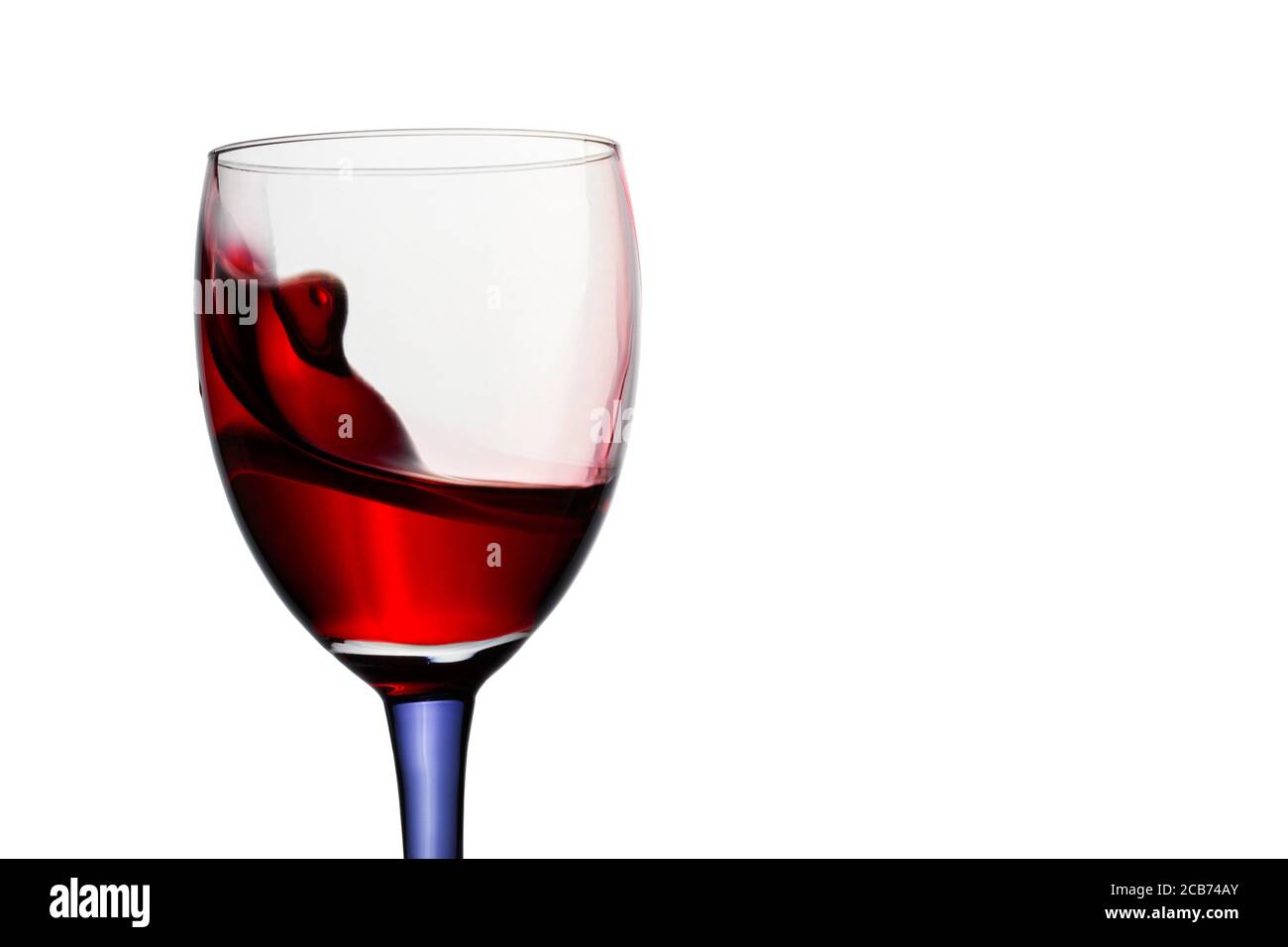 Spritzer Rotwein ein spektakuläres alkoholisches Getränk aus Trauben in einem Glas auf weißem Hintergrund Stockfoto