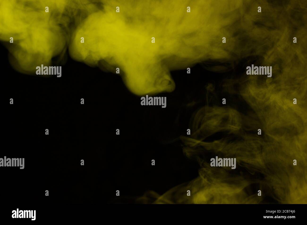 Magischer gelber Dampf auf dunklem Hintergrund geheimnisvoll und aufregend Konzept des Rauchens und halloween Stockfoto