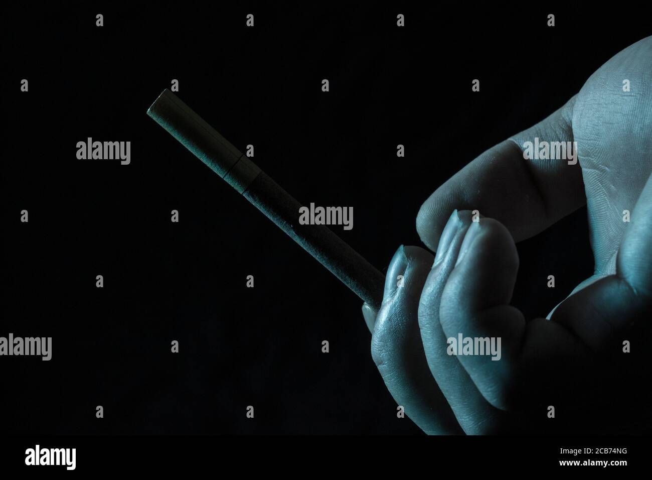 Beliebte leichte Droge, die Massen von Menschen um die betrifft Welt das Konzept der Bekämpfung des Rauchens auf einem dunklen Hintergrund Stockfoto