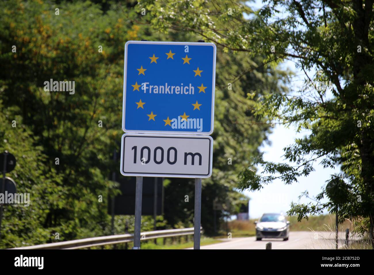 Auto an der deutsch-französischen Grenze zwischen Pfalz und Lothringen Stockfoto