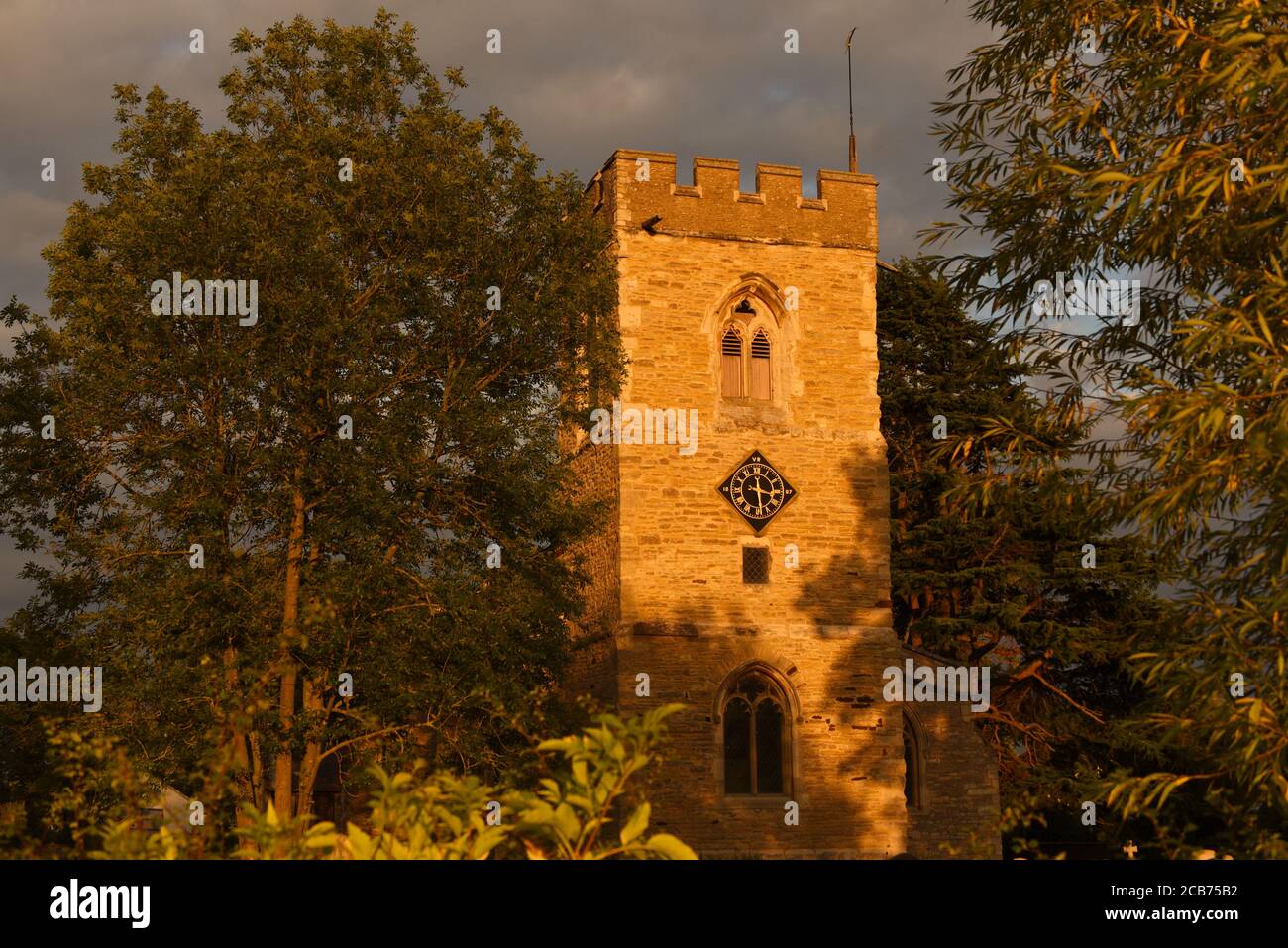 St Mary's Kirche in Woughton auf dem Grün sticht heraus Deutlich in diesem Foto am Ende von A aufgenommen Schöner Septembertag Stockfoto