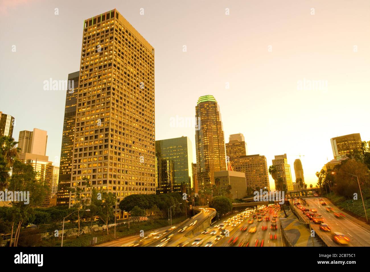 Wolkenkratzer im Finanzviertel und Harbor Freeway, Los Angeles, Kalifornien, USA Stockfoto