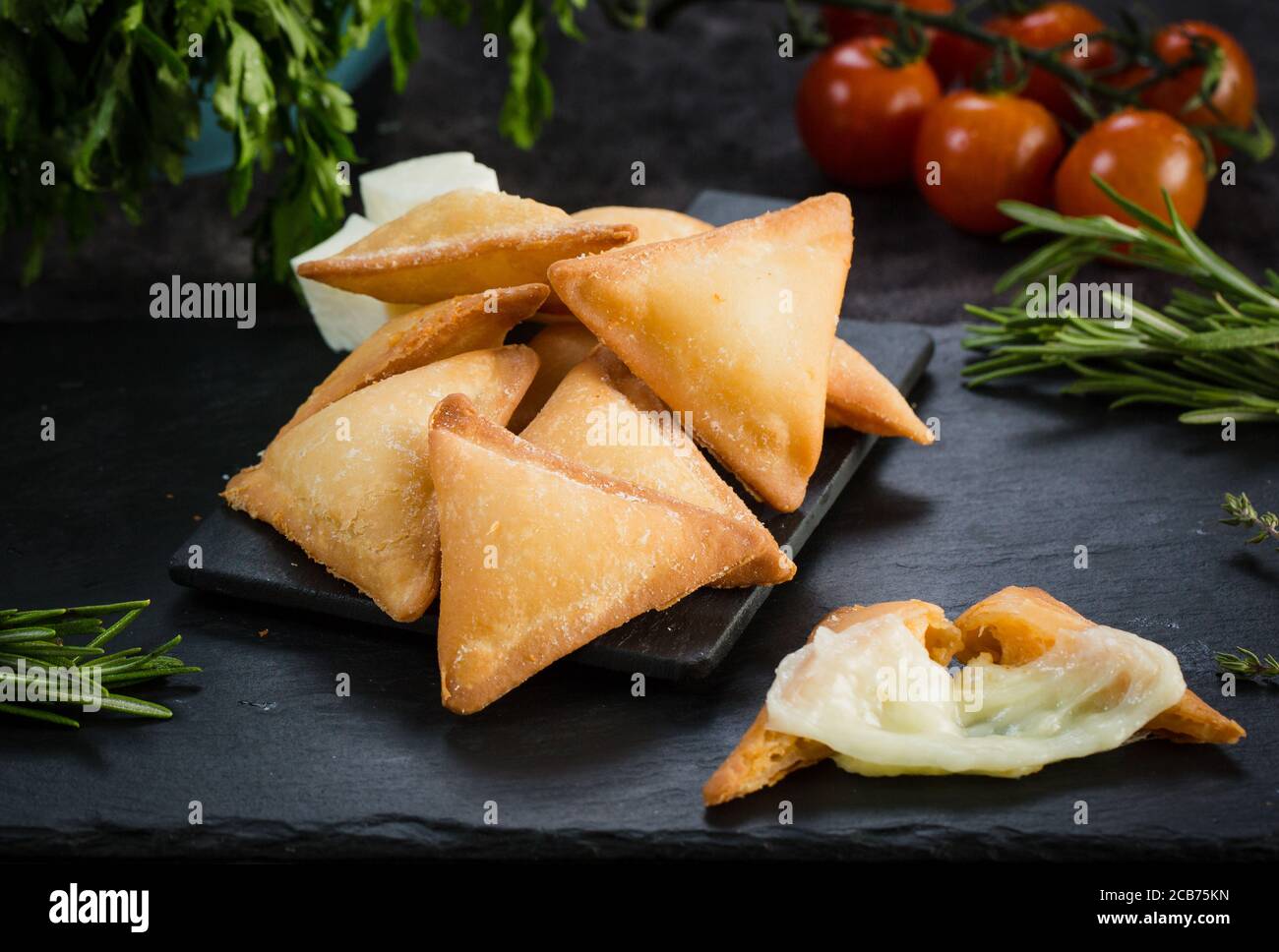 Frisch gebackene hausgemachte Käse herzhaftes Gebäck in rustikalem Ambiente. Käse samosa. Stockfoto