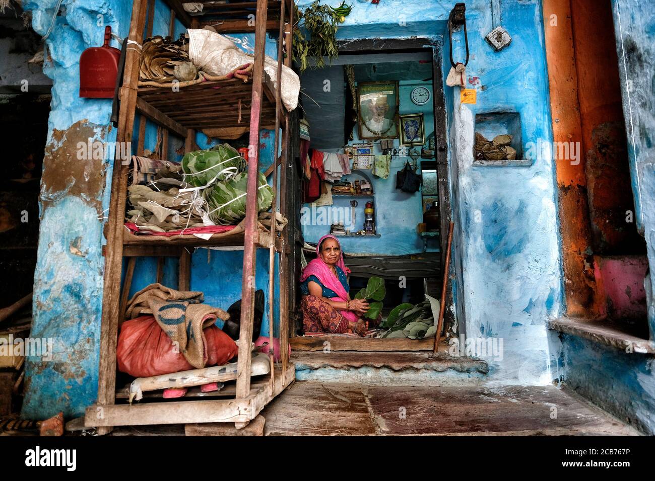 Bundi Indien - August 2020: Eine Frau, die am 9. August 2020 in Bundi, Rajasthan, vor ihrer Haustür in einer Straße in der Altstadt von Bundi arbeitet. Indien Stockfoto