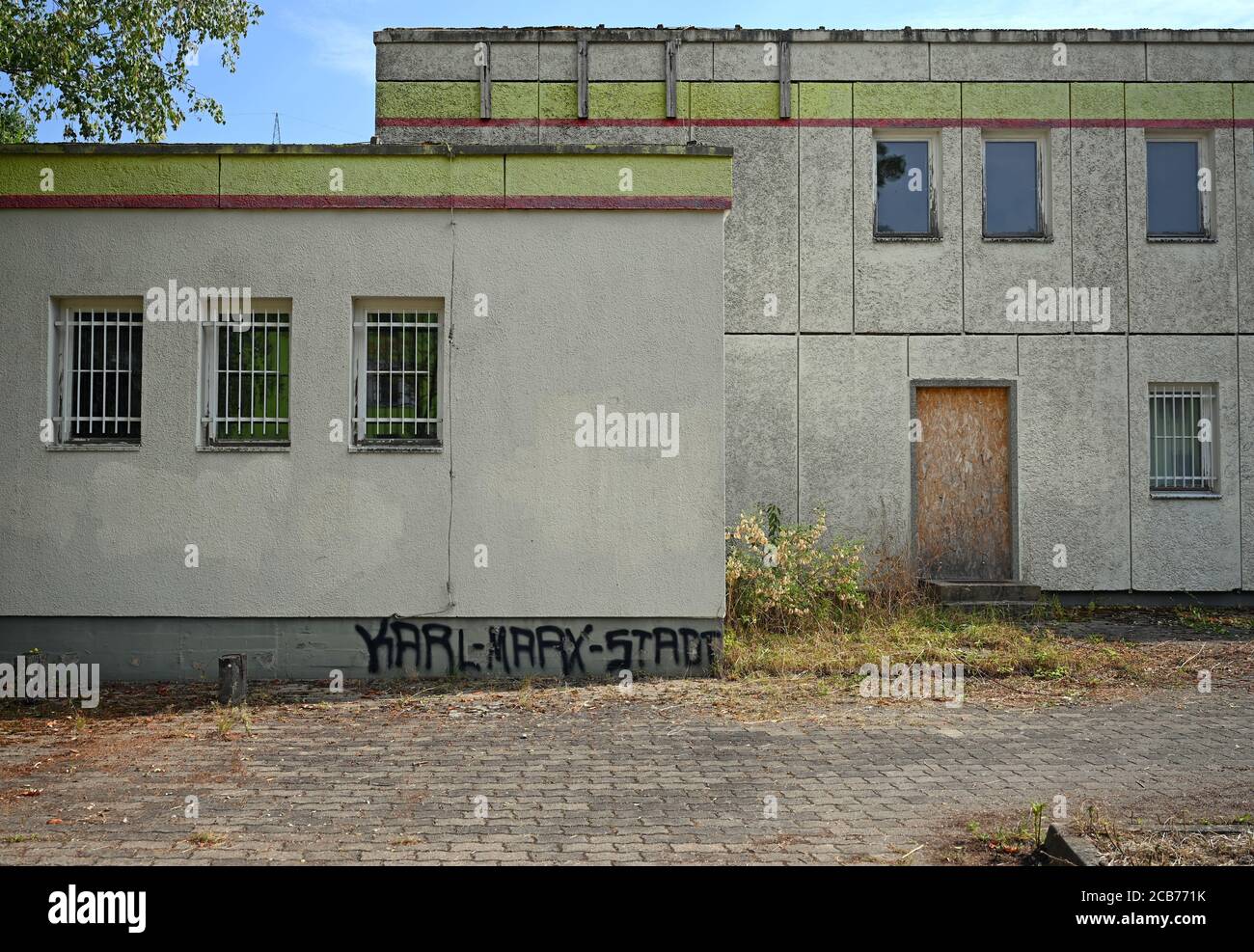 11. August 2020, Sachsen, Chemnitz: "Karl-Marx-Stadt", wie Chemnitz in der DDR genannt wurde, ist auf einem ehemaligen Kaufhaus im Fertighaus "Fritz Heckert" in Chemnitz zu lesen. Unter dem Motto 'Entwürfe: Ring8' startet am 13. August die 17. Ausgabe des Festivals 'Begegnungen' im Kaufhaus und einem leeren Betonfertigteilbau. Seit 2003 lockt die Kunstausstellung Besucher an vergessene Orte. Gemälde, Installationen und Performances werden in der achten Bauphase des ehemals drittgrößten Neubaus der DDR gleichermaßen gezeigt Stockfoto