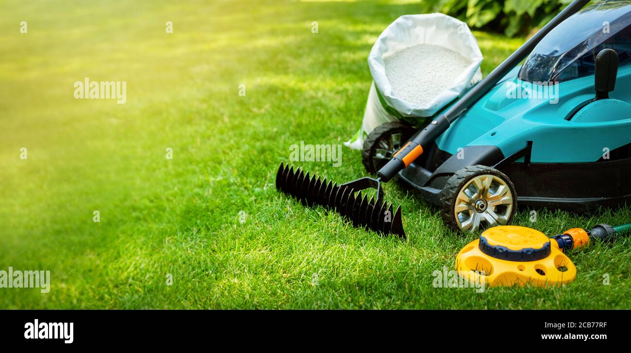 Garten Rasen Pflege Werkzeuge und Geräte für perfekte grüne Gras. Banner kopieren Raum Stockfoto
