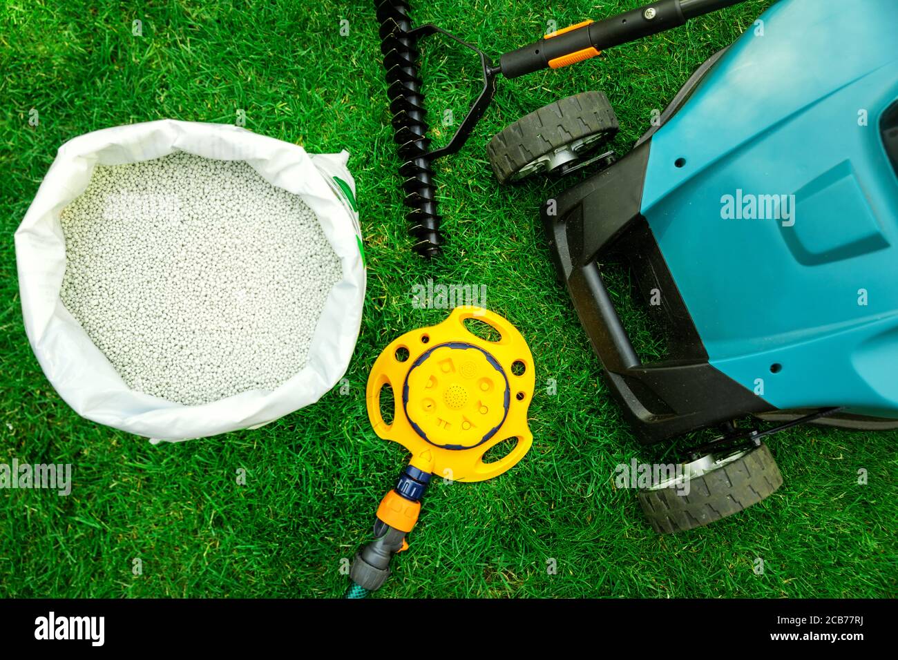 Rasenpflege-Werkzeuge und Geräte für perfekte Grüngras. Draufsicht Stockfoto