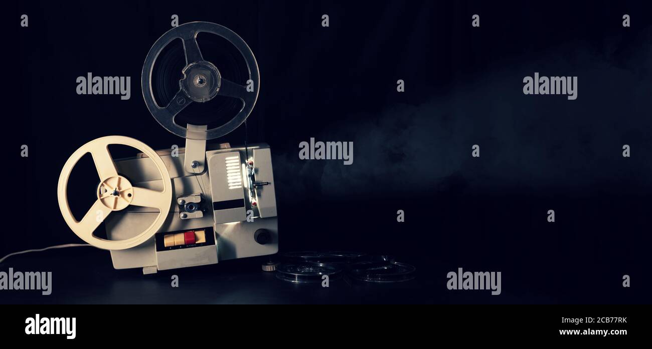 Retro Reel 8mm Film-Film-Projektor arbeiten in dunklen Raum. Kopieren Raum Banner Stockfoto